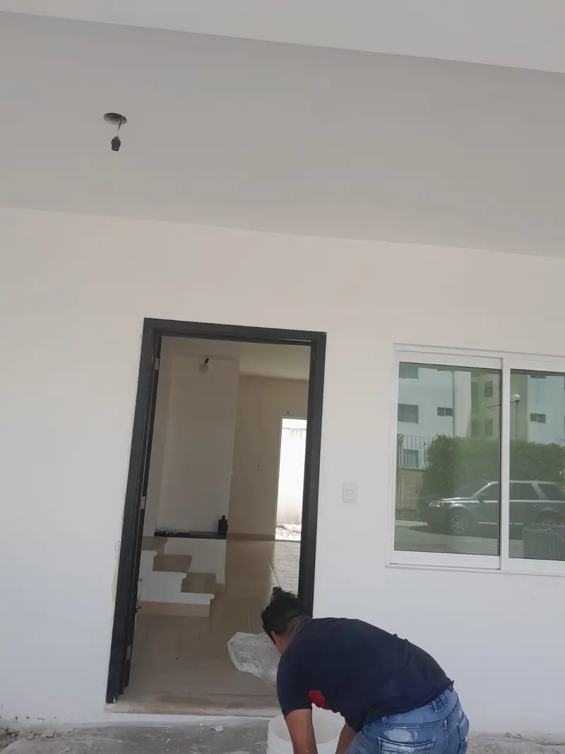 Interior de casa recién pintado en blanco con acabado parejo y limpio